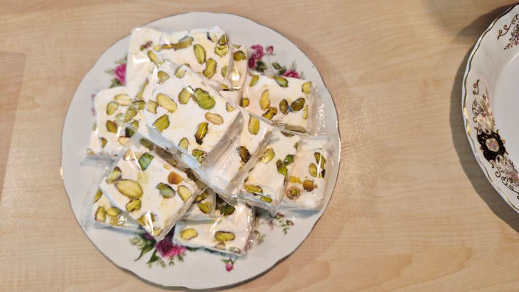 شیرینی نوقا تبریز طعم پسته ای